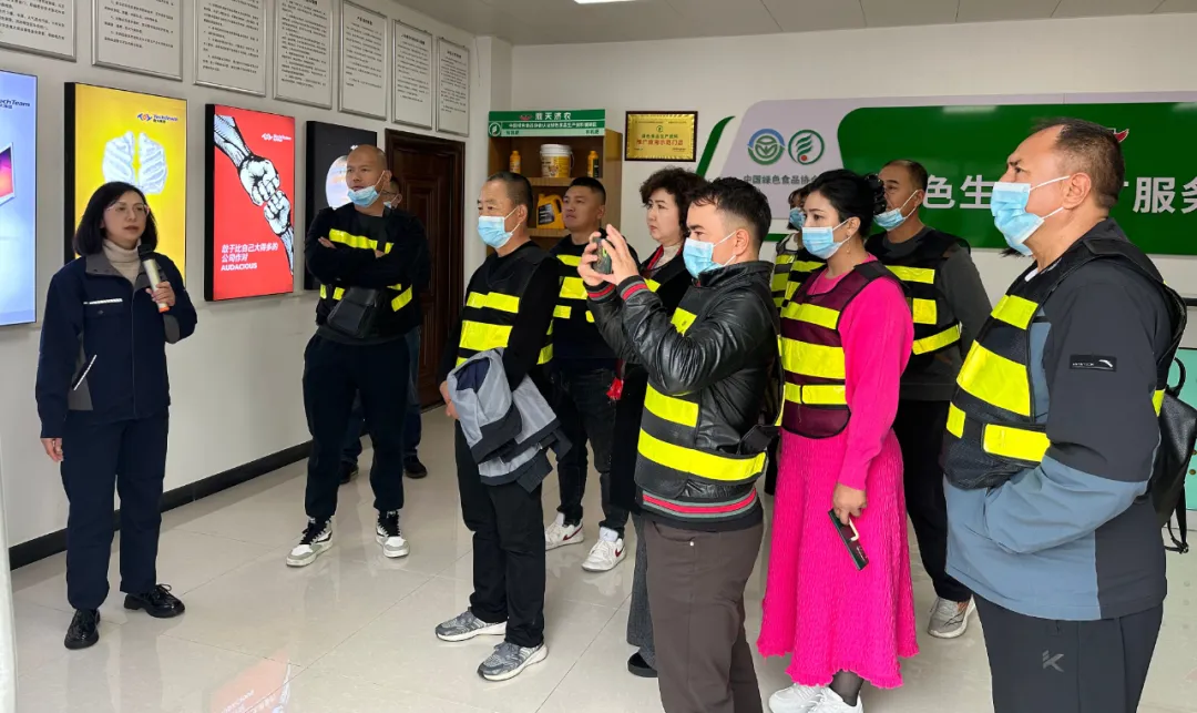 和田地区、库尔勒地区客户至鼎天济农杨凌研发生产基地参观学习(图2) 和田地区、库尔勒地区客户至鼎天济农杨凌研发生产基地参观学习(图2)