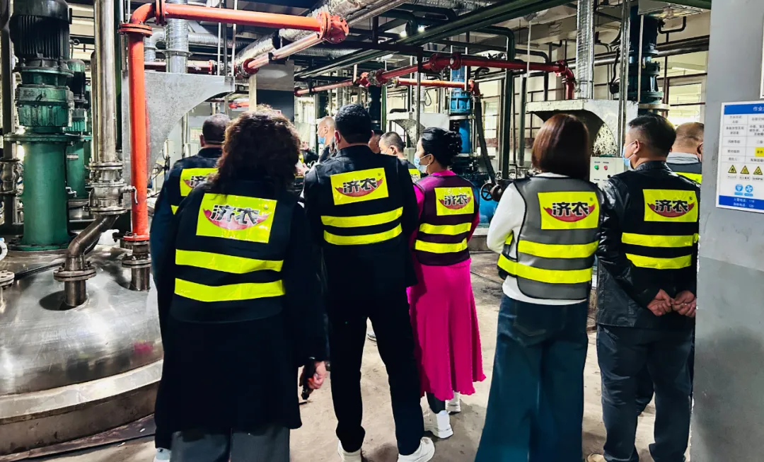 和田地区、库尔勒地区客户至鼎天济农杨凌研发生产基地参观学习(图4) 和田地区、库尔勒地区客户至鼎天济农杨凌研发生产基地参观学习(图4)