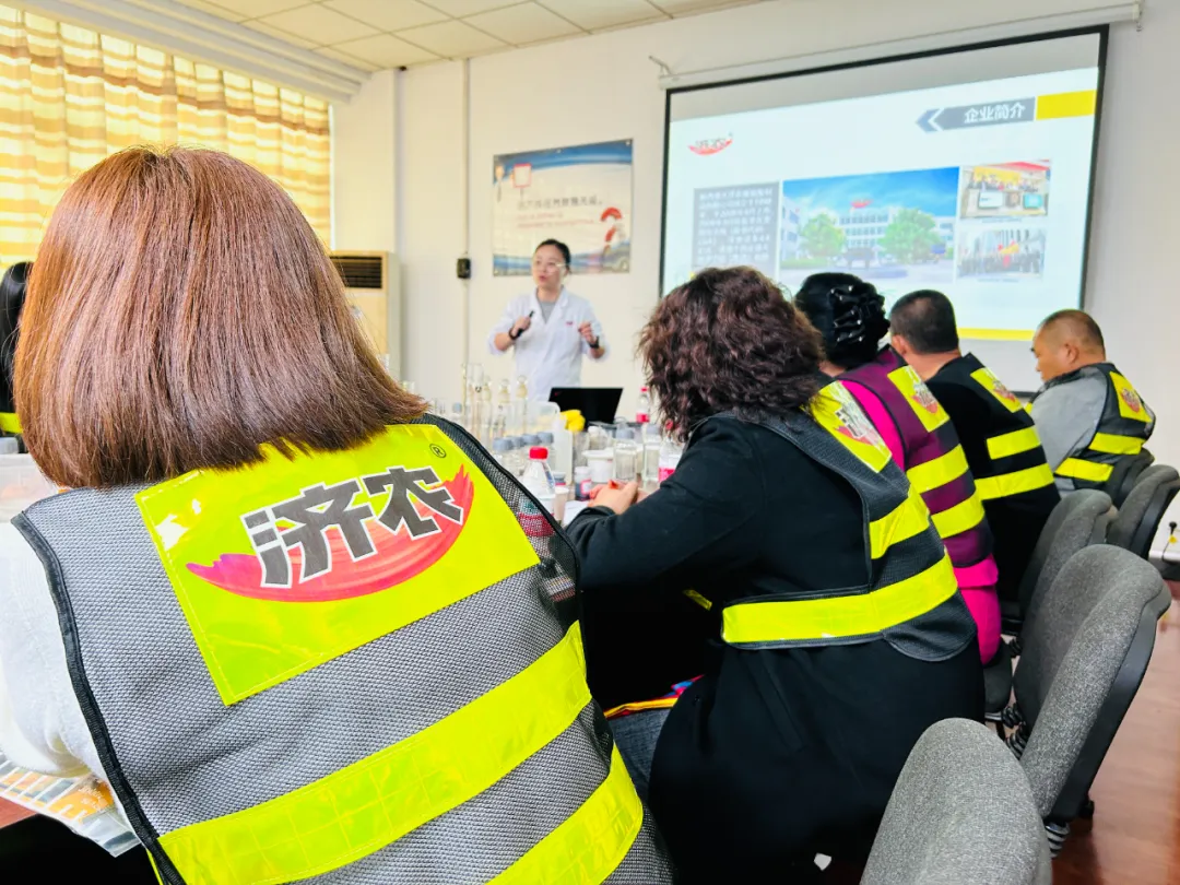 和田地区、库尔勒地区客户至鼎天济农杨凌研发生产基地参观学习(图7) 和田地区、库尔勒地区客户至鼎天济农杨凌研发生产基地参观学习(图7)